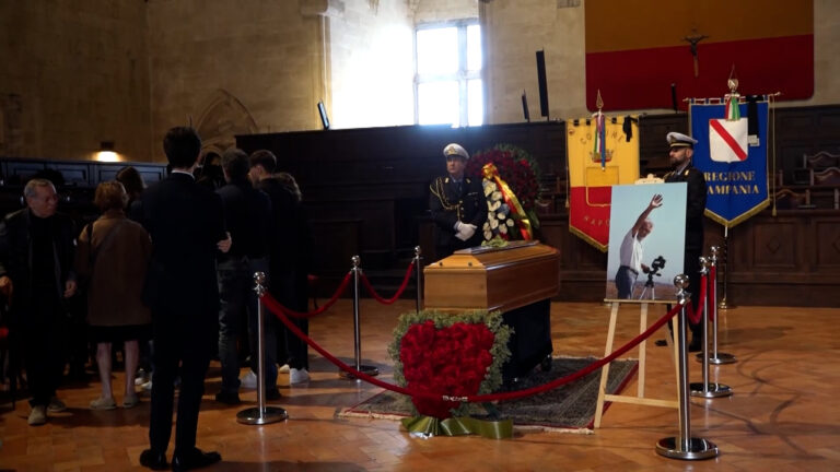 Addio a Mimmo Jodice, la camera ardente al Maschio Angioino