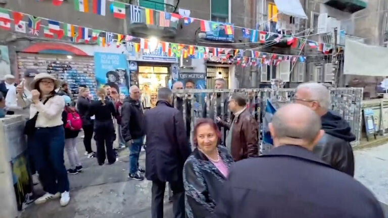 Per il compleanno di Maradona al murales riaperto il cancello d’ingresso