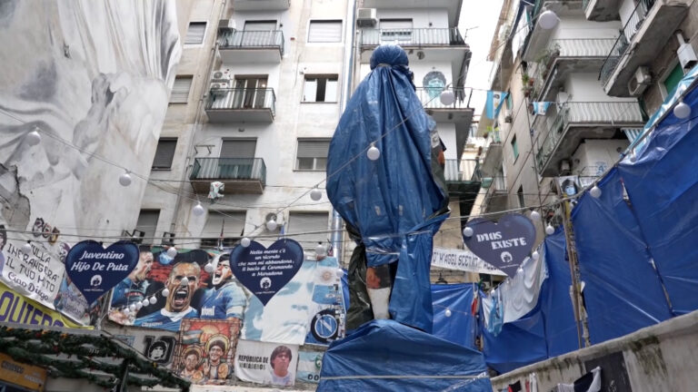 Largo Maradona, dopo il blitz scatta la protesta: teli azzurri "anti foto"