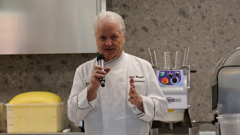 Igino Massari a Napoli per una masterclass sul panettone