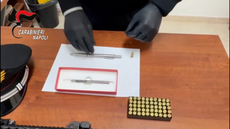 Traffico delle armi a Napoli, penne pronte per uccidere: carabinieri arrestano 27enne