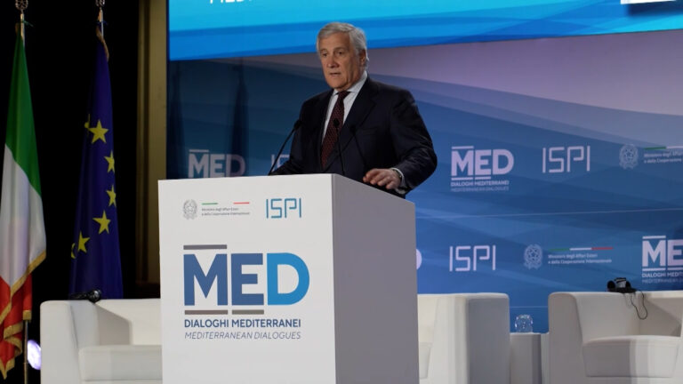 Tajani inaugura a palazzo Reale dialoghi mediterranei, all'esterno protesta Pro Pal