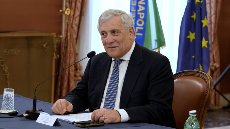 Tajani a Neapolis 2500 infiamma clima elettorale: "Tanti condannati nelle liste che sostengono Fico"