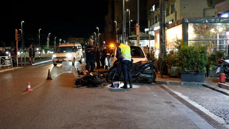 Cade con moto in centro Napoli, 18enne in pericolo di vita