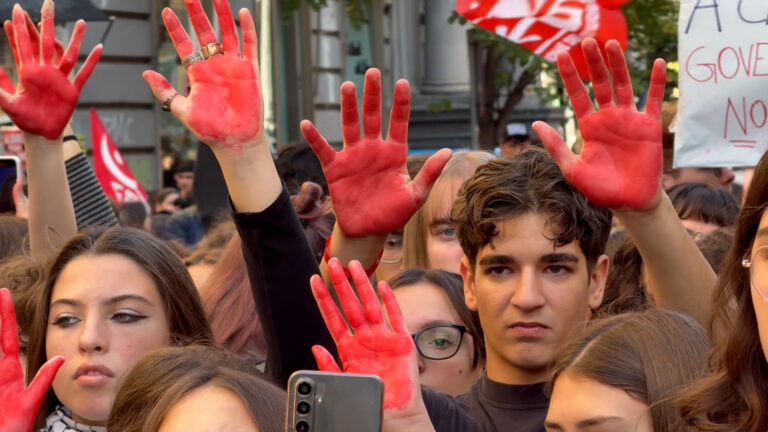 Contro riarmo e tagli a scuola, studenti in piazza a Napoli