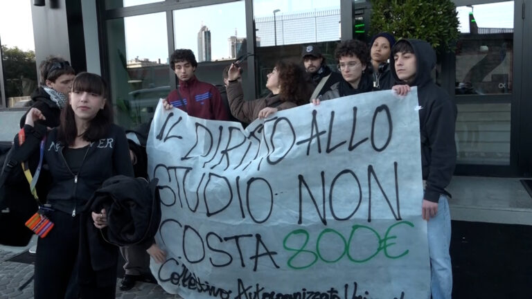 Inaugurata a Napoli residenza universitaria, protestano degli studenti