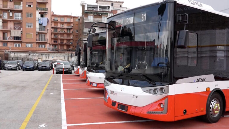 EAV presenta i nuovi bus elettrici, De Gregorio risponde a Salvini su commissariamento