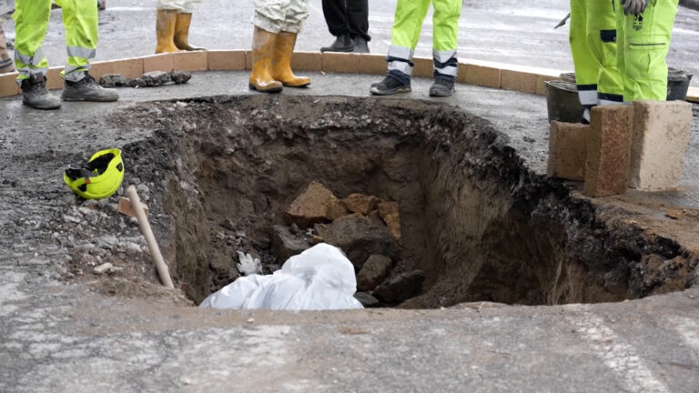 Maltempo, a Napoli via Manzoni chiusa per voragine