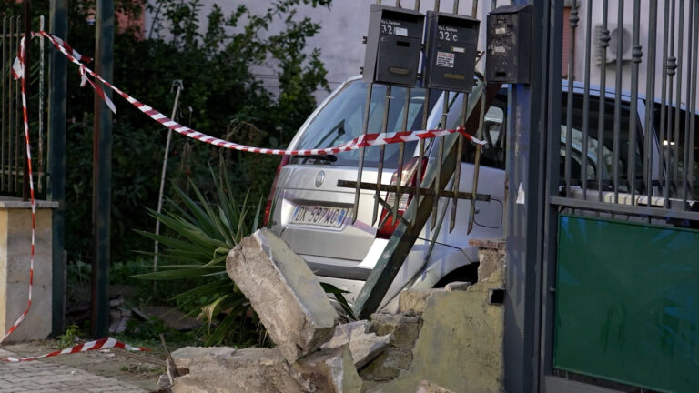 Agguato a Mugnano, pregiudicato 64enne in pericolo di vita