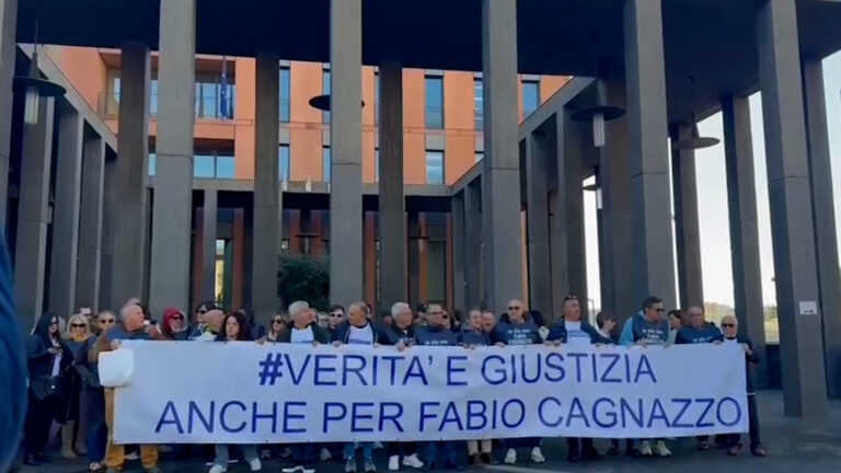 Omicidio Vassallo, flash mob a sostegno del colonnello Cagnazzo fuori al tribunale di Salerno