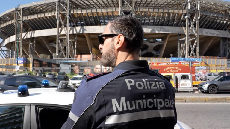 Scooter investe una 14enne che attraversava la strada: è grave