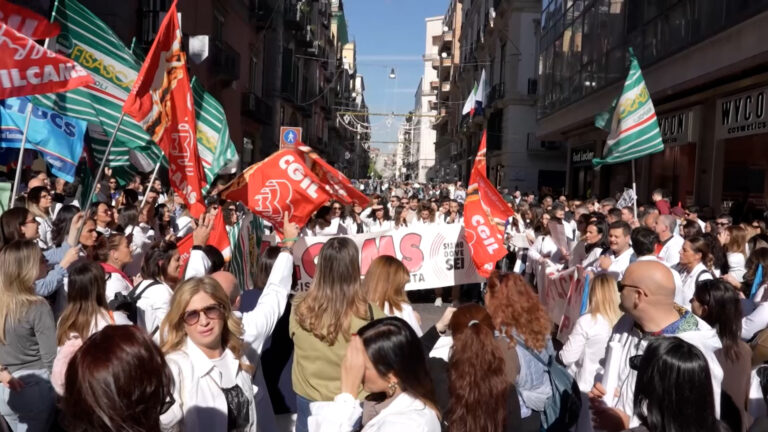 Farmacisti in piazza, presidio davanti sede Federfarma a Napoli