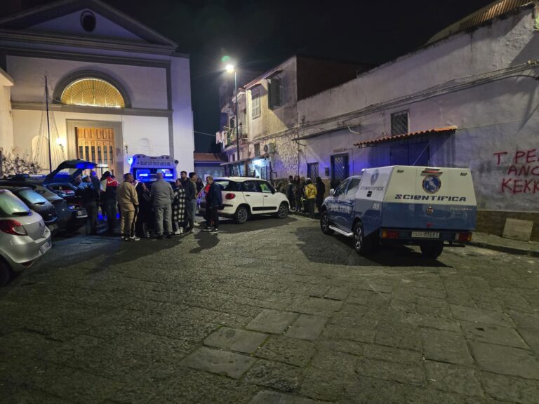 Donna uccisa nel suo appartamento a Napoli, aveva 51 anni