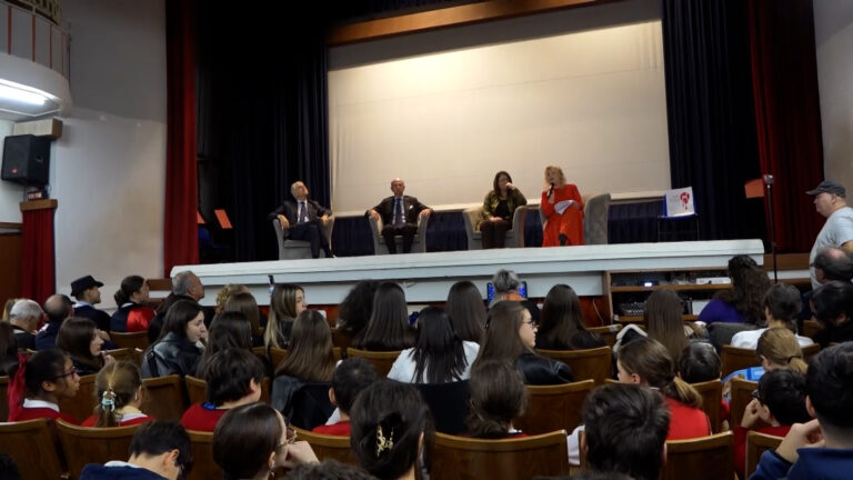 Lotta alla violenza sulle donne, una "Rosa rossa" per sensibilizzare i più giovani