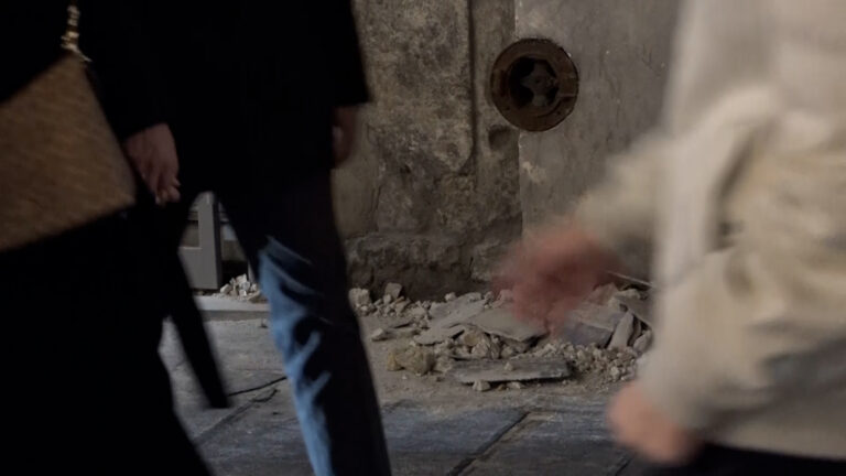 Turiste ferite da crollo calcinacci a Napoli