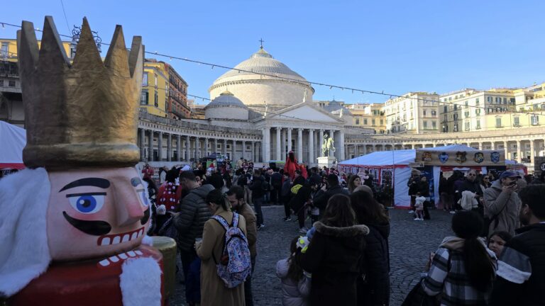 Apre il Villaggio di Babbo Natale, boom di presenze in piazza del Plebiscito