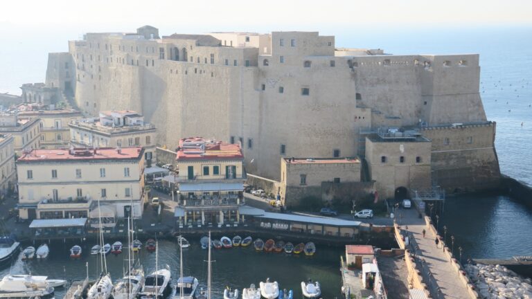 Castel dell’Ovo, rimosse le impalcature del restauro esterno