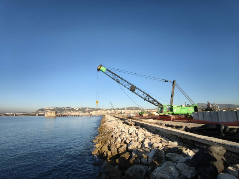 Bagnoli, iniziano le demolizioni: operai a lavoro per tombare colmata