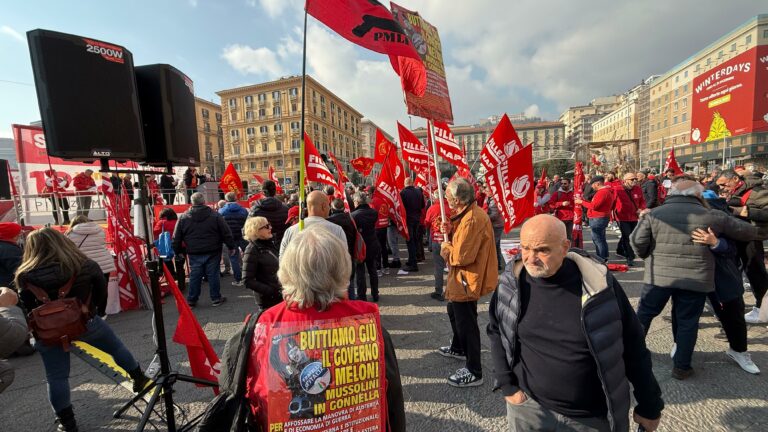 Sciopero generale a Napoli, comizio della Cgil in piazza Municipio