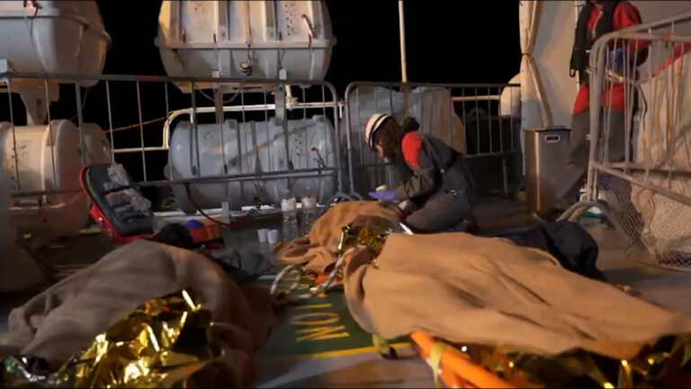 Rinviato attracco in porto Napoli nave di Emergency, salvati altri 44 naufraghi