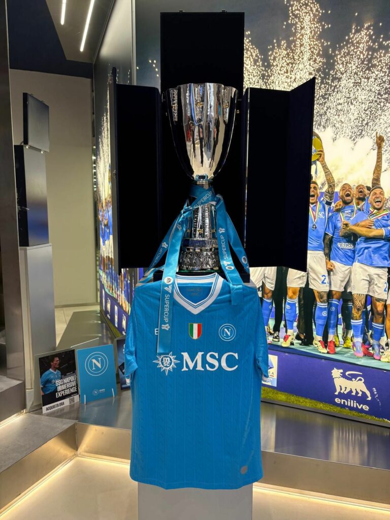 La Supercoppa vinta dal Napoli esposta nell’Official Store