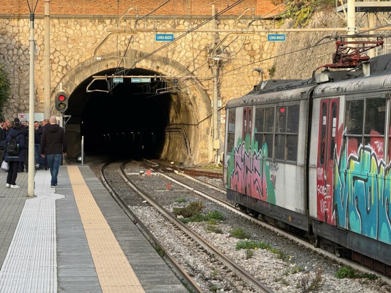 Investito e ucciso dal treno, stop a circolazione sulla Circumvesuviana