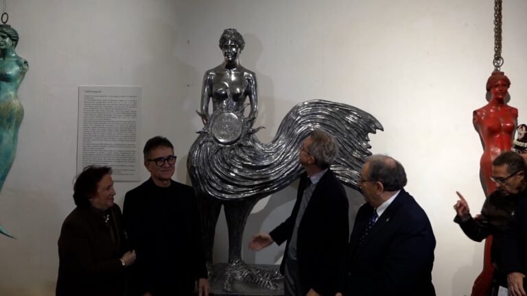 Napoli 2500, presentata la statua “Parthenope" di Lello Esposito