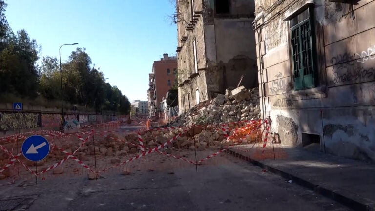 Crolla palazzo abbandonato a Bagnoli: era a rischio da anni