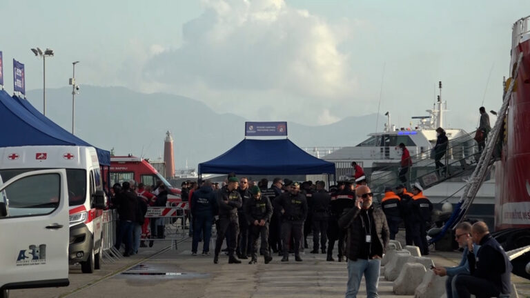 Sbarco migranti a Napoli: a bordo della nave Emergency 113 persone