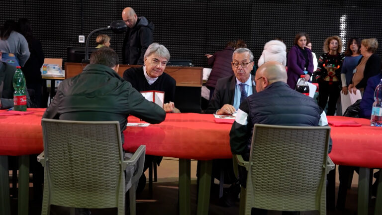 82 detenuti a tavola per il pranzo con il Vescovo nel carcere di Secondigliano