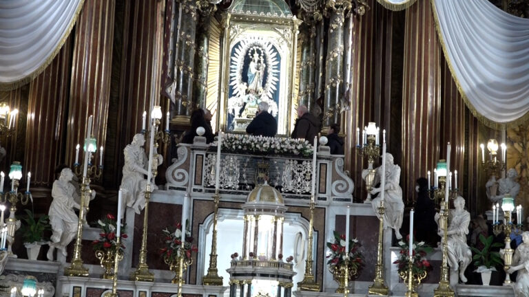 Folla di fedeli a Napoli per la Madonnina di don Placido Baccher