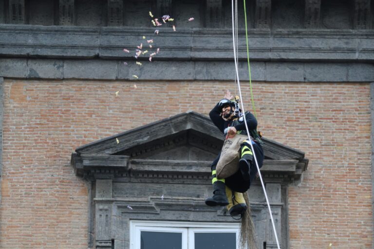 A Napoli volo della Befana da Palazzo Reale organizzato dai Vigili del Fuoco