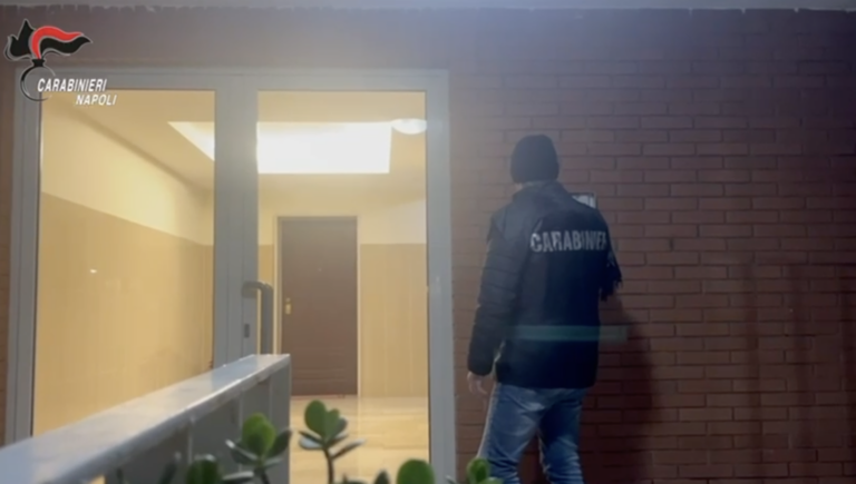 Carabinieri arrestano latitante, dormiva con la pistola sul comodino (VIDEO)