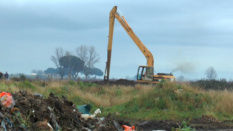 Castel Volturno, rifiuti interrati sotto campo da golf: ruspe in azione