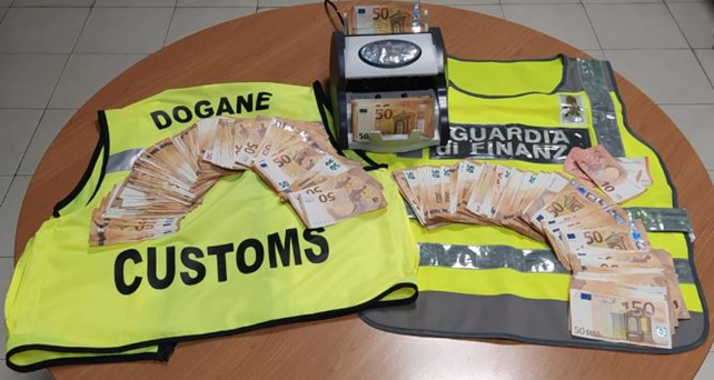 Contanti, droga e contrabbando: maxi sequestro all’aeroporto di Napoli