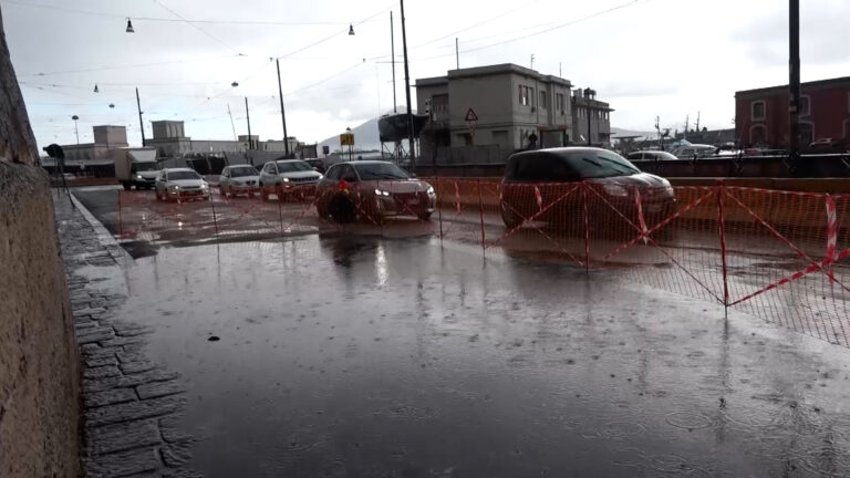 Maltempo, nuova voragine in via Acton