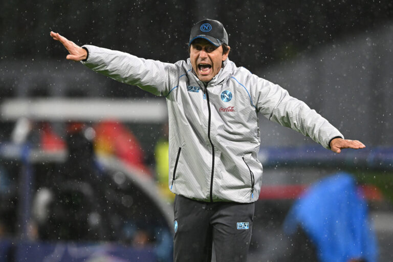 Napoli, visite mediche per Giovane: “Sono molto felice”. Conte lo attende per la Juve