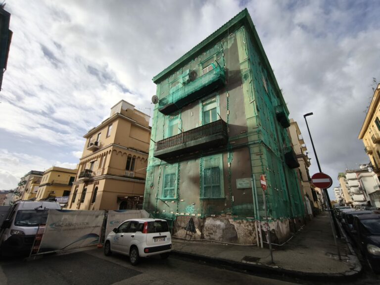 Palazzo sgomberato a Bagnoli, ore d'ansia per le famiglie evacuate