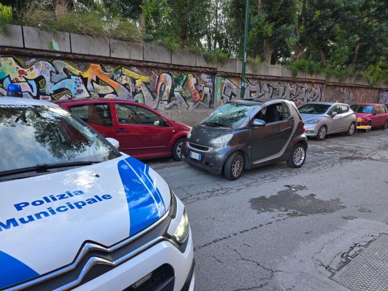 Maltempo a Napoli, crolla palo di cemento a Bagnoli: ferita gravemente una donna