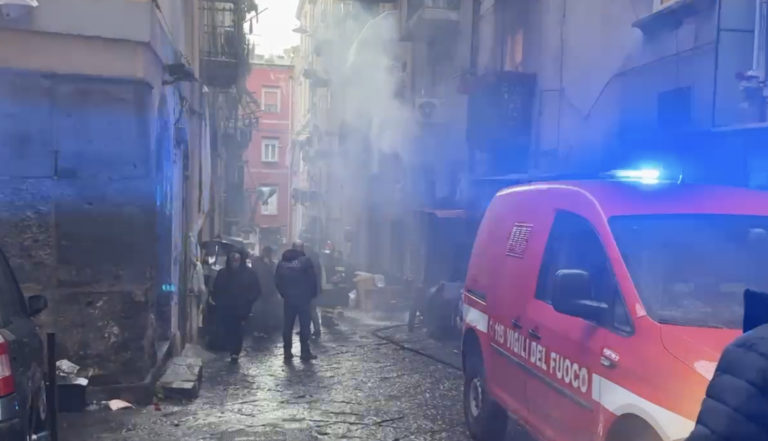 Scoppio e fiamme in una palazzina ai Quartieri Spagnoli, ci sono alcuni feriti