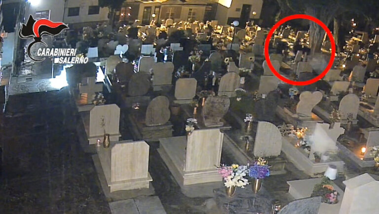 Furti in cimitero