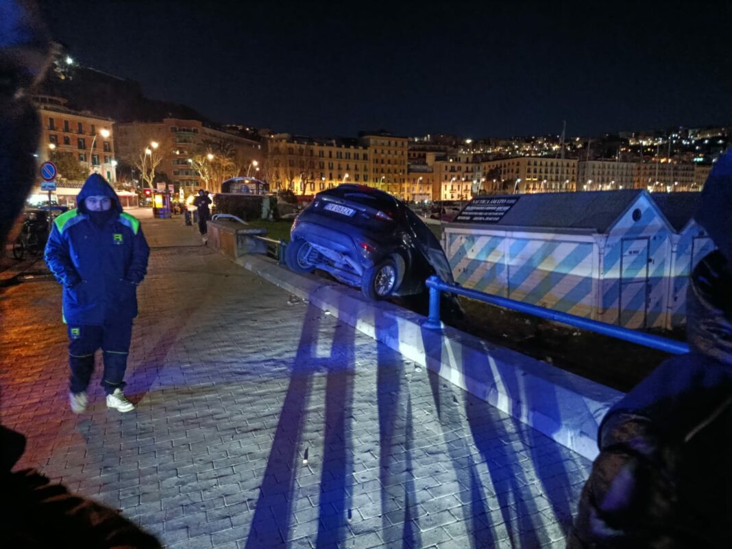 auto sfonda la ringhiera