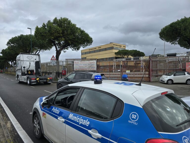 scontro tra auto e tir in via argine napoli, morto conducente