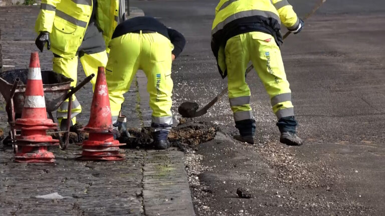 Lavori da rifare in via Acton, motociclisti sul piede di guerra
