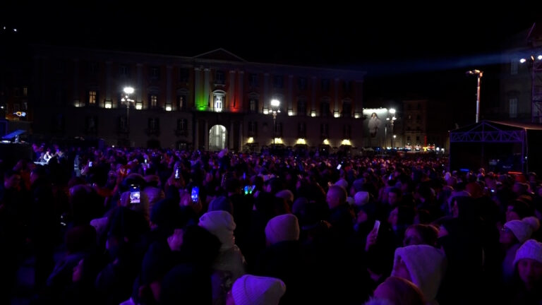 Capodanno a Napoli, Piazza del Plebiscito gremita per Elodie