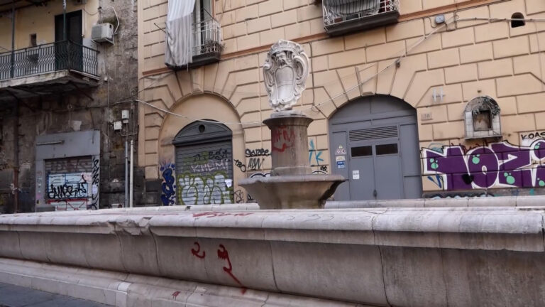 Napoli, vandalizzata dopo restauro la Fontana della Scapigliata