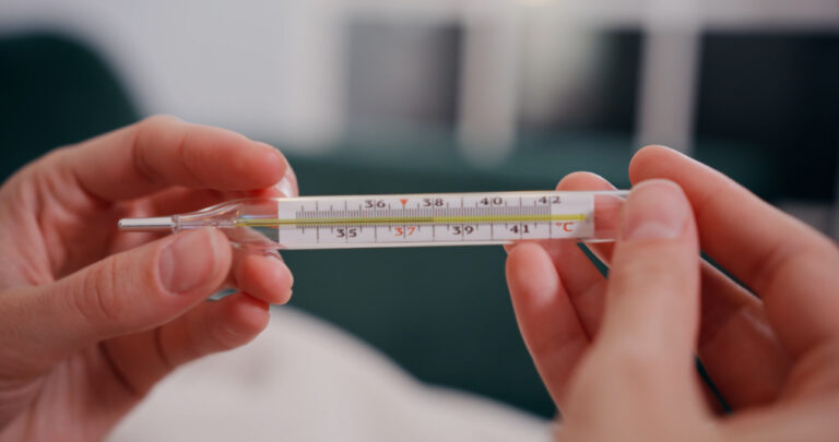 Febbre alta, tosse e dolori diffusi: picco dell'influenza in Campania