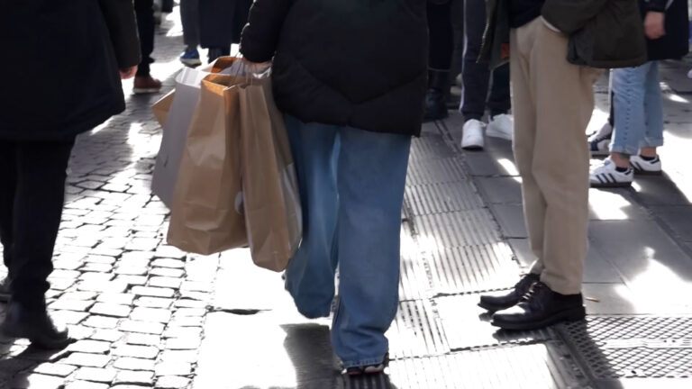 Al via ai Saldi: dopo i rincari si spenderà il 30% in meno rispetto al 2025