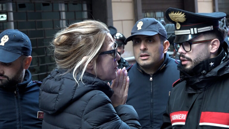 incendio teatro sannazaro, le lacrime di lara sansone