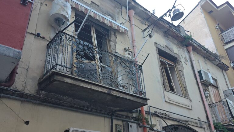 Fuga di gas provoca esplosione, sgomberata palazzina a Napoli